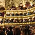 Prinz verliebt sich in einen Mann in neuer deutscher Oper