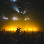Nostalgie im Rausch: Warum die 80er und 70er im Jahr 2026 wieder Charts und Bühnen beherrschen